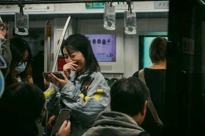 长篇章节顺序说明旁的横向氛围配图